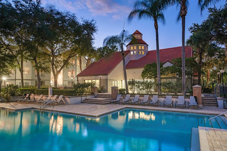 Promenade_at_Carillon_pool