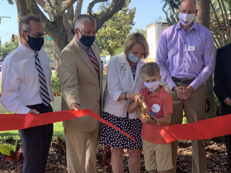 Ribbon-cutting horizontal