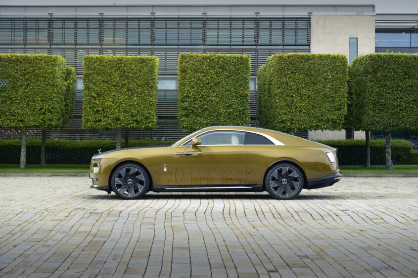 P90519886_highRes_rolls-royce-spectre