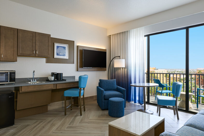 005_QQ_Suite_Deluxe_Living_rm1749_PIEPB_30762