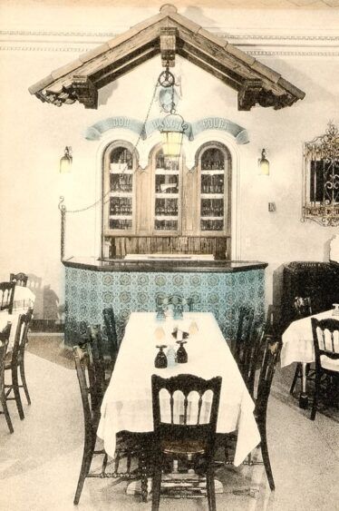 The Don Quixote dining room at Columbia Restaurant in the 1920s with tiled walls and chandeliers.