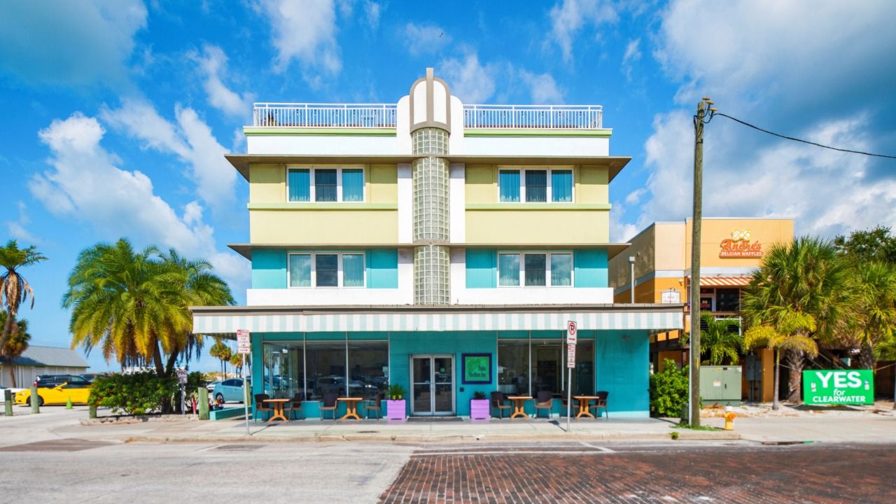 Palm Pavilion Inn on Clearwater Beach with street-level entrance