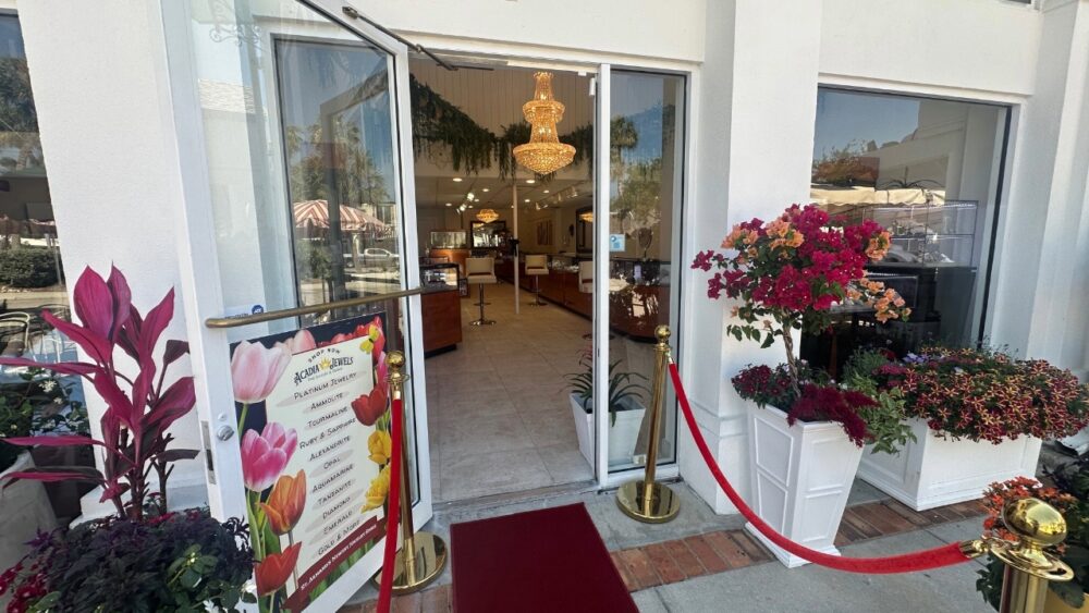 Retail building at 28 S. Boulevard of the Presidents on St. Armands Circle